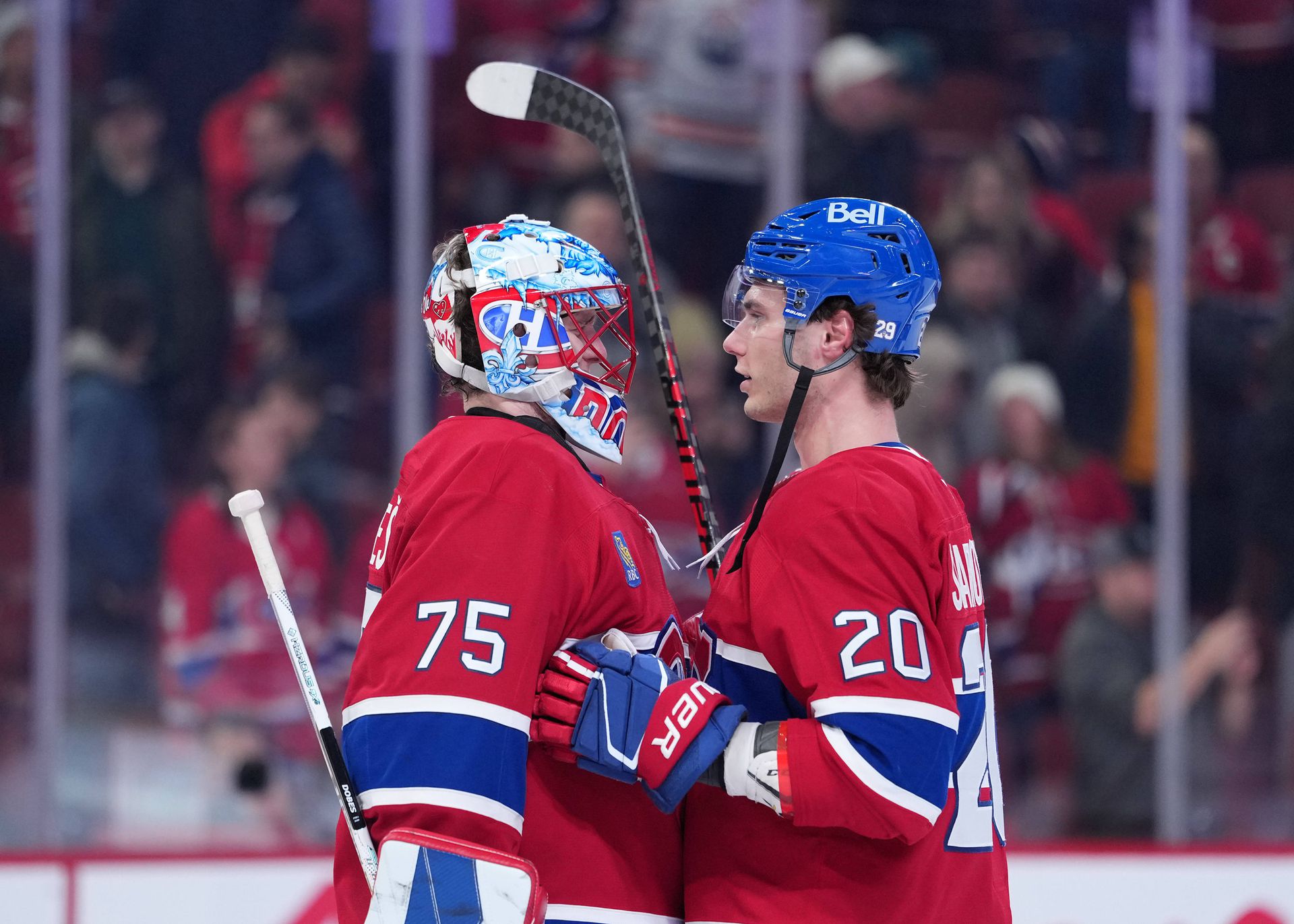 Brankár Montrealu Canadiens Jakub Dobeš a Juraj Slafkovský