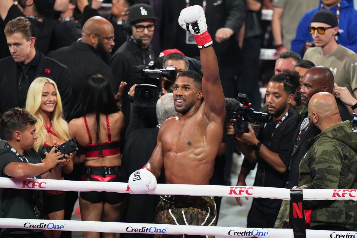 VIDEO Promotér Anthonyho Joshuu sa vyjadril o jeho budúcnosti. Objavili sa aj nové zábery boxera