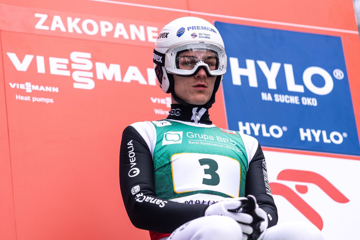 Skoky na lyžiach: Absolútna fantázia. Hektor Kapustík opäť postúpil do hlavnej súťaže