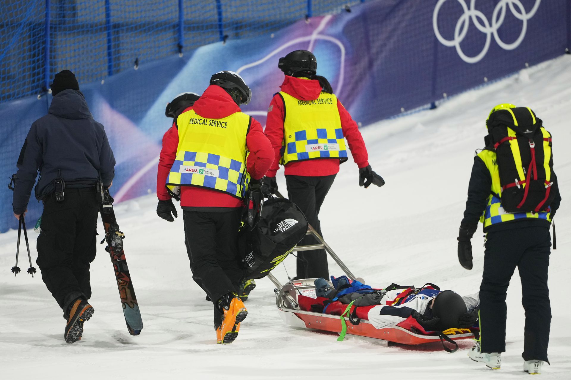 Elias Lajunen v opatere zdravotníkov. Zdroj: SITA/AP