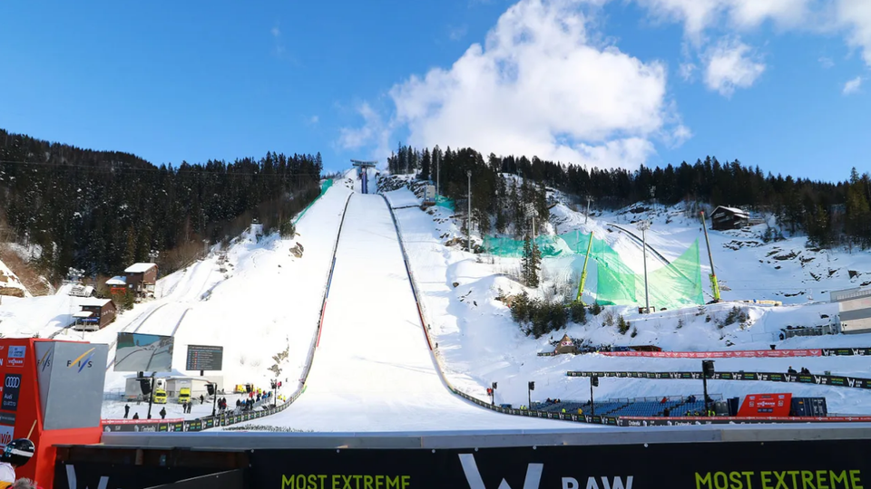 Skoky na lyžiach-SP: Opäť zasiahla vyššia sila. Preteky vo Vikersunde zrušili