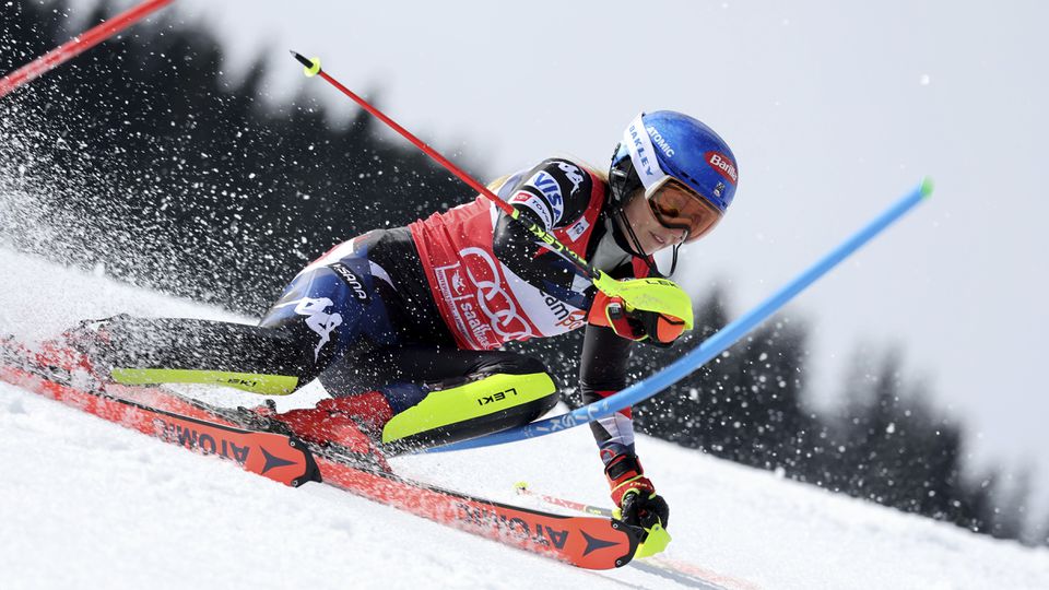 Shiffrinová s jubilejným víťazstvom v slalome napriek ťažkým podmienkam na trati