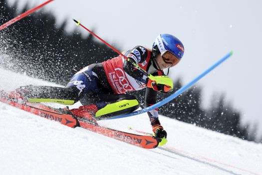 Shiffrinová s jubilejným víťazstvom v slalome napriek ťažkým podmienkam na trati