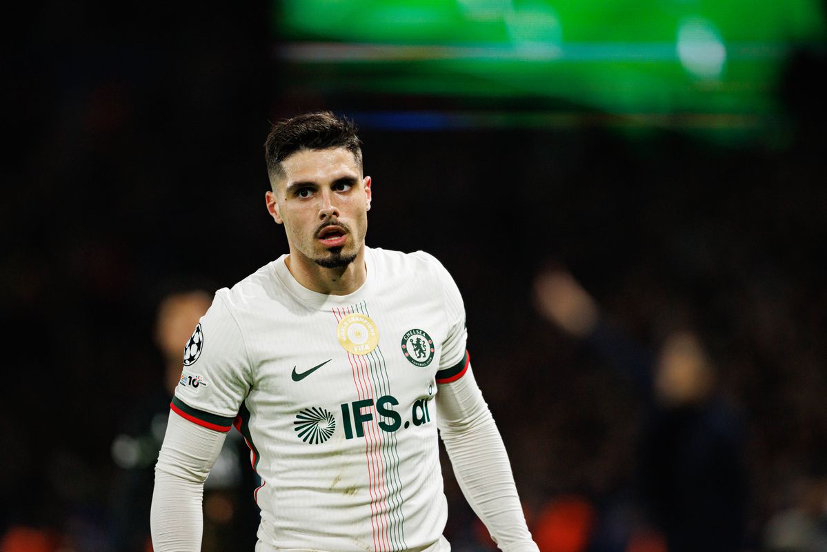 Napadnutie podávača lôpt zostalo bez povšimnutia. Hráč Chelsea môže ďalej hrať