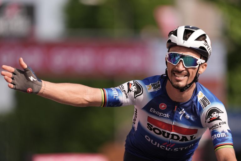 Giro d'Italia: Po takmer roku sa konečne dočkal. Julian Alaphilippe úspešne zvládol sólový únik