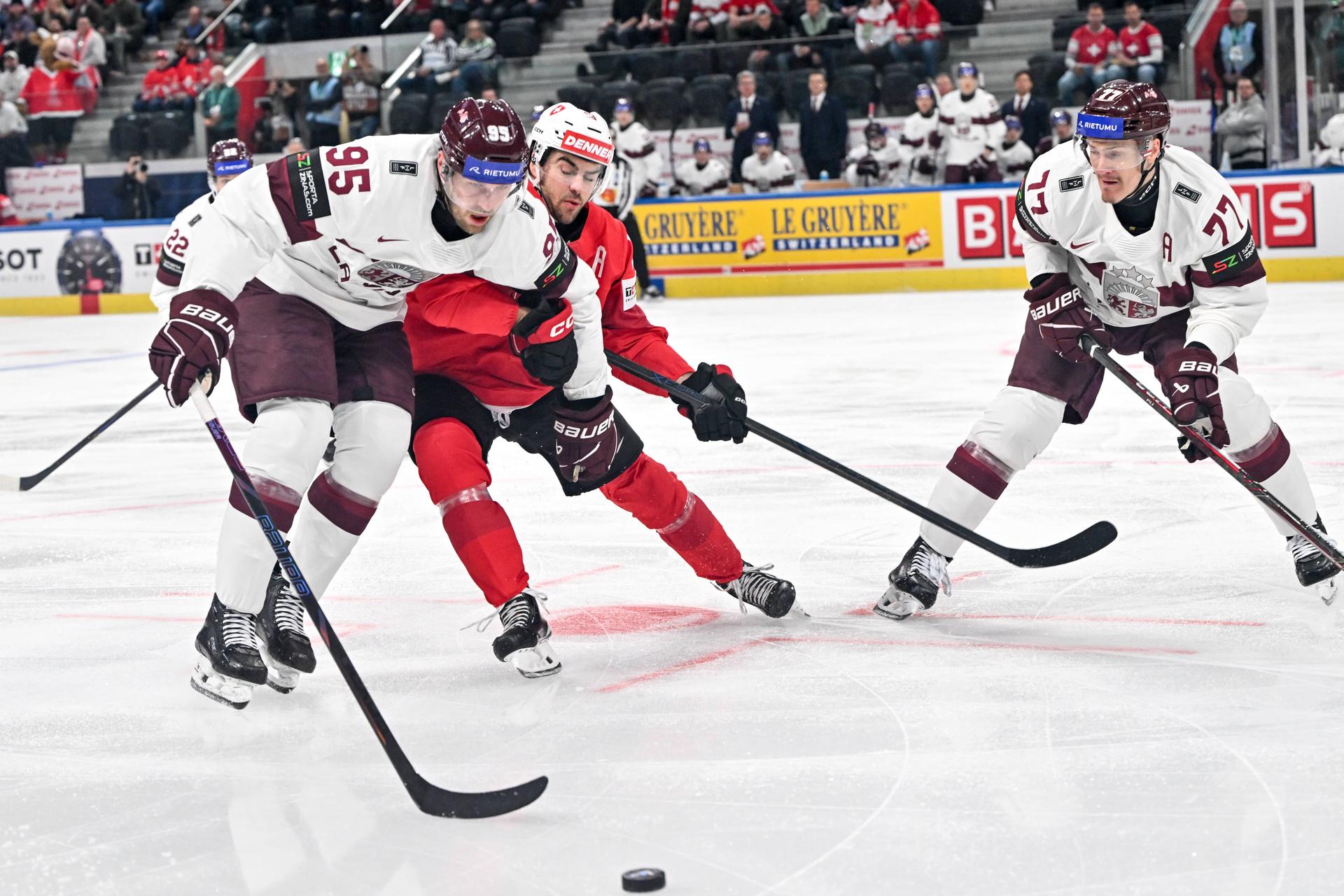 Švajčiarsko - Lotyšsko (Oskars Batna, Nico Hischier, Kristaps Zile) / MS v hokeji 2026