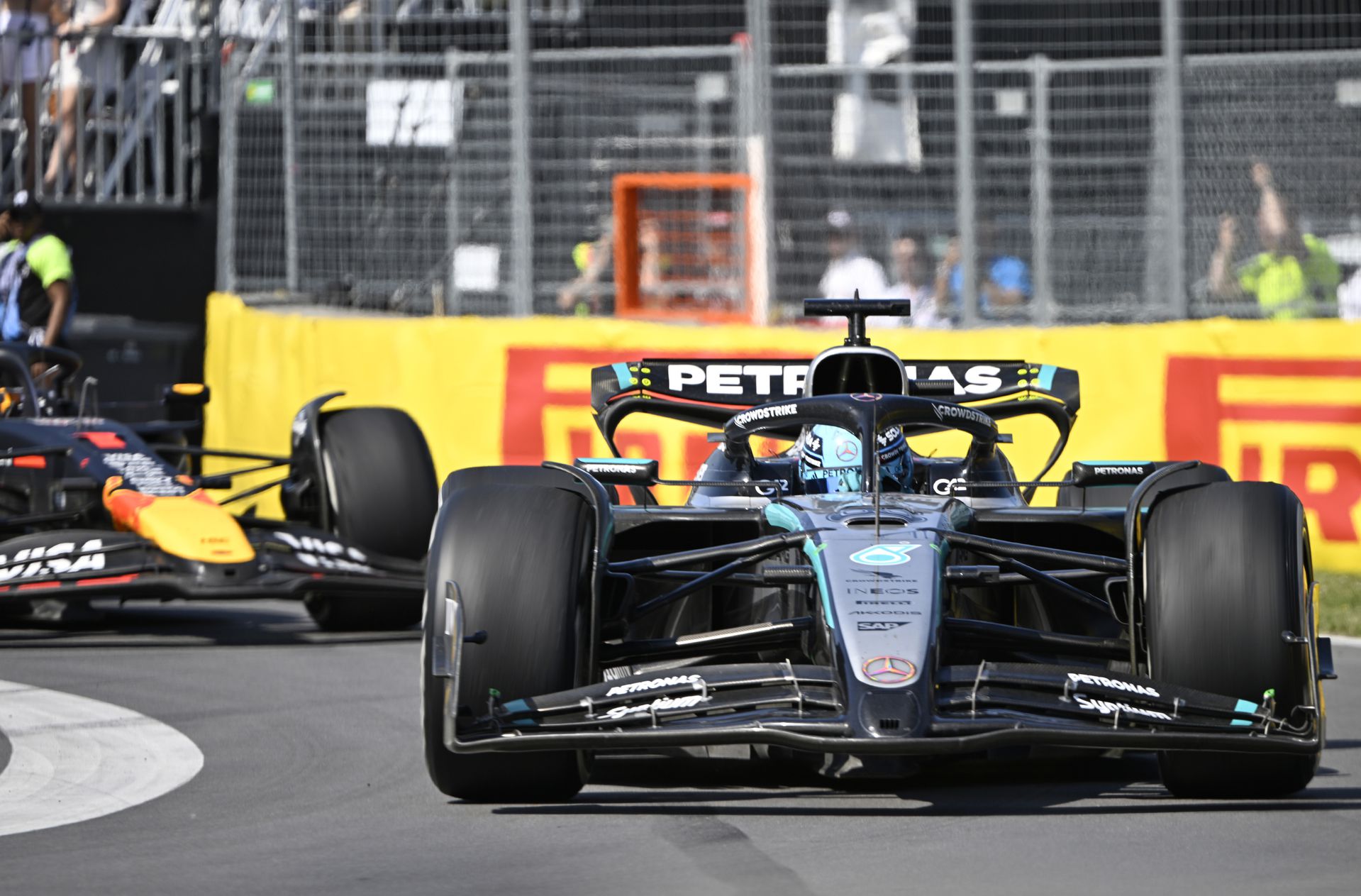George Russell pred Maxom Verstappenom na VC Kanady. Zdroj: SITA/AP