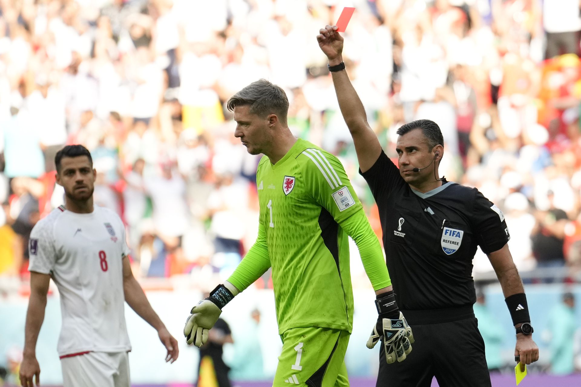 Rozhodca Mario Escobar ukazuje červenú kartu Wayneovi Hennesseymu počas zápasu MS proti Iránu v Katare 2022
Zdroj: SITA/AP