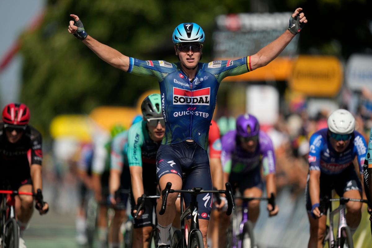 VIDEO Tour de France: Záver 12. etapy poznačil hromadný pád. Belgický cyklista skompletizoval víťazný hetrik