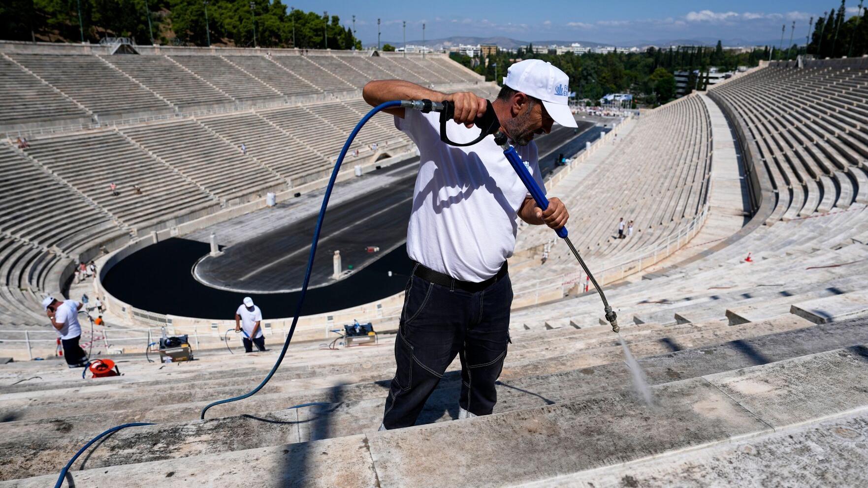 Čistenie Olympijského štadióna v Aténach, zdroj: SITA/AP