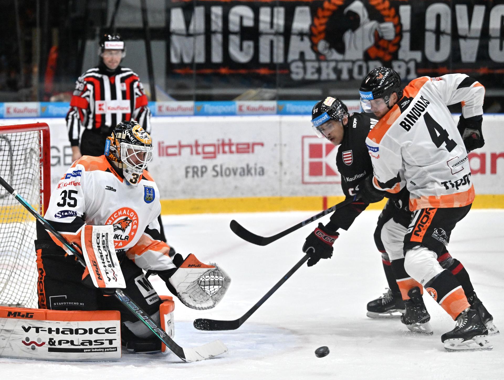 HK Dukla Michalovce - HC '05 Banská Bystrica (Vladimír Glosár, Stanislav Gron, Kristofers Bindulis) / Tipsport liga. Zdroj: TASR