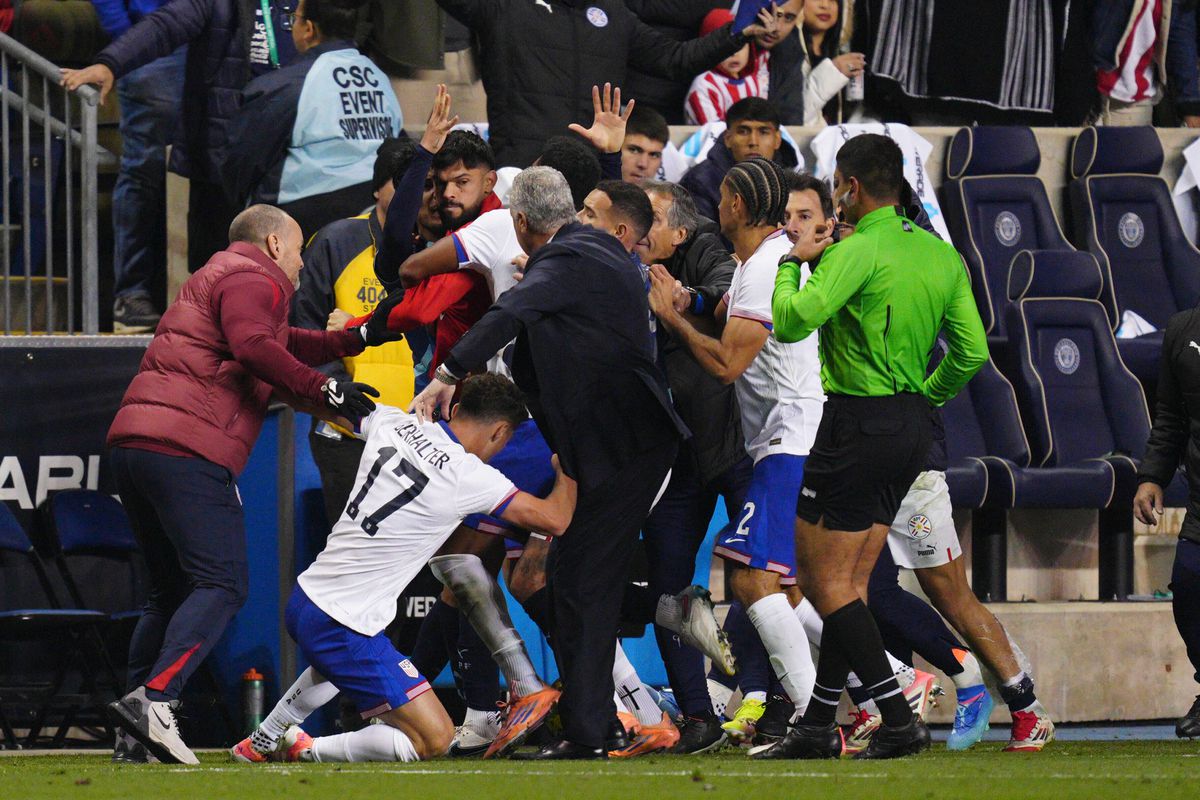 VIDEO Prípravný zápas v Amerike priniesol poriadne vyhrotený záver. Pri striedačkách lietali údery