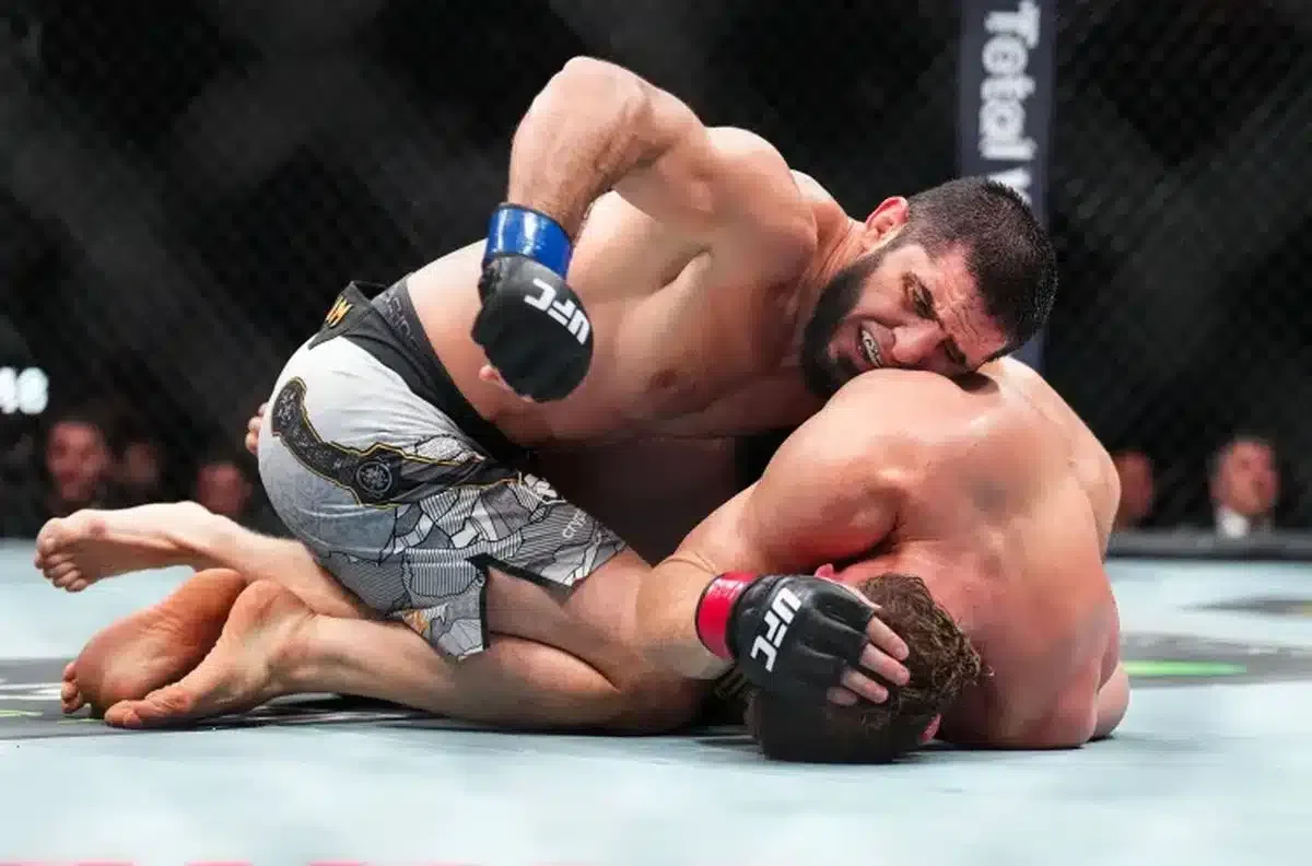 Ilia Topuria a ďalší bojovníci reagujú na titulový zápas welterovej váhy Jack Della Maddalena vs Islam Makhachev na UFC 322