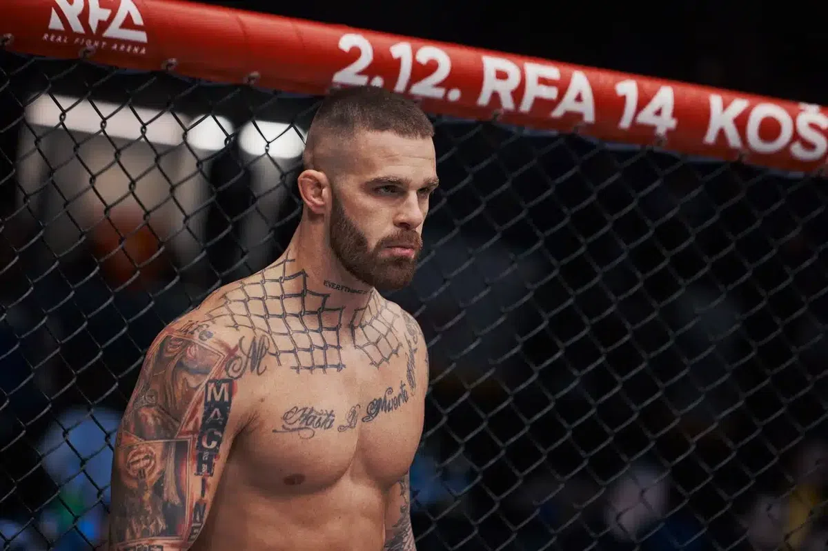 VIDEO Šialenstvo po zápase! Matyas Viszlay po výhre preskočil klietku a v publiku zaútočil na hejtera