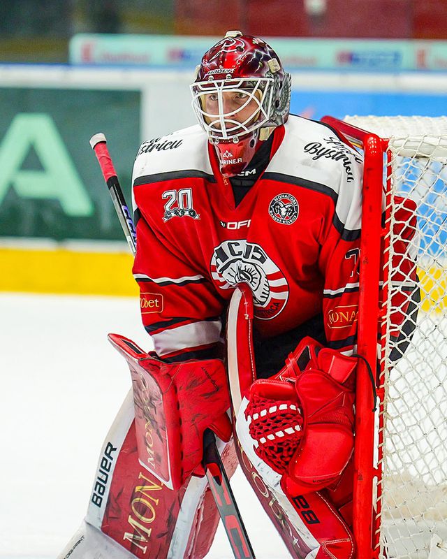 Rošáda v Banskej Bystrici. Jeden lotyšský brankár odchádza, druhý ho nahrádza