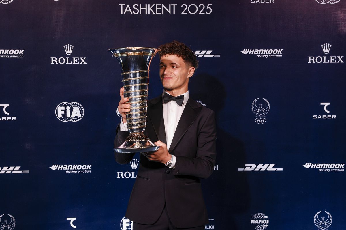 VIDEO S podpismi šampiónov. Lando Norris si prevzal majstrovskú trofej za astronomickú sumu