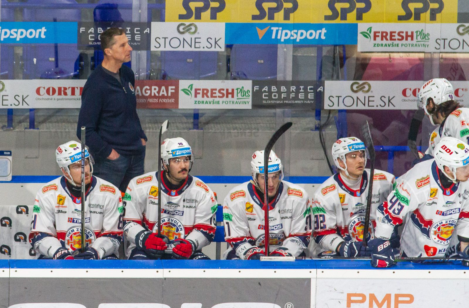 Antonín Stavjaňa na lavičke HKM Zvolen. Zdroj: hckosice.sk/P. Jesenský