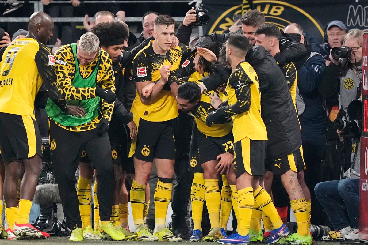 Tri body pre Dortmund zachánila penalta v nadstavenom čase, Vavro sledoval duel len z lavičky