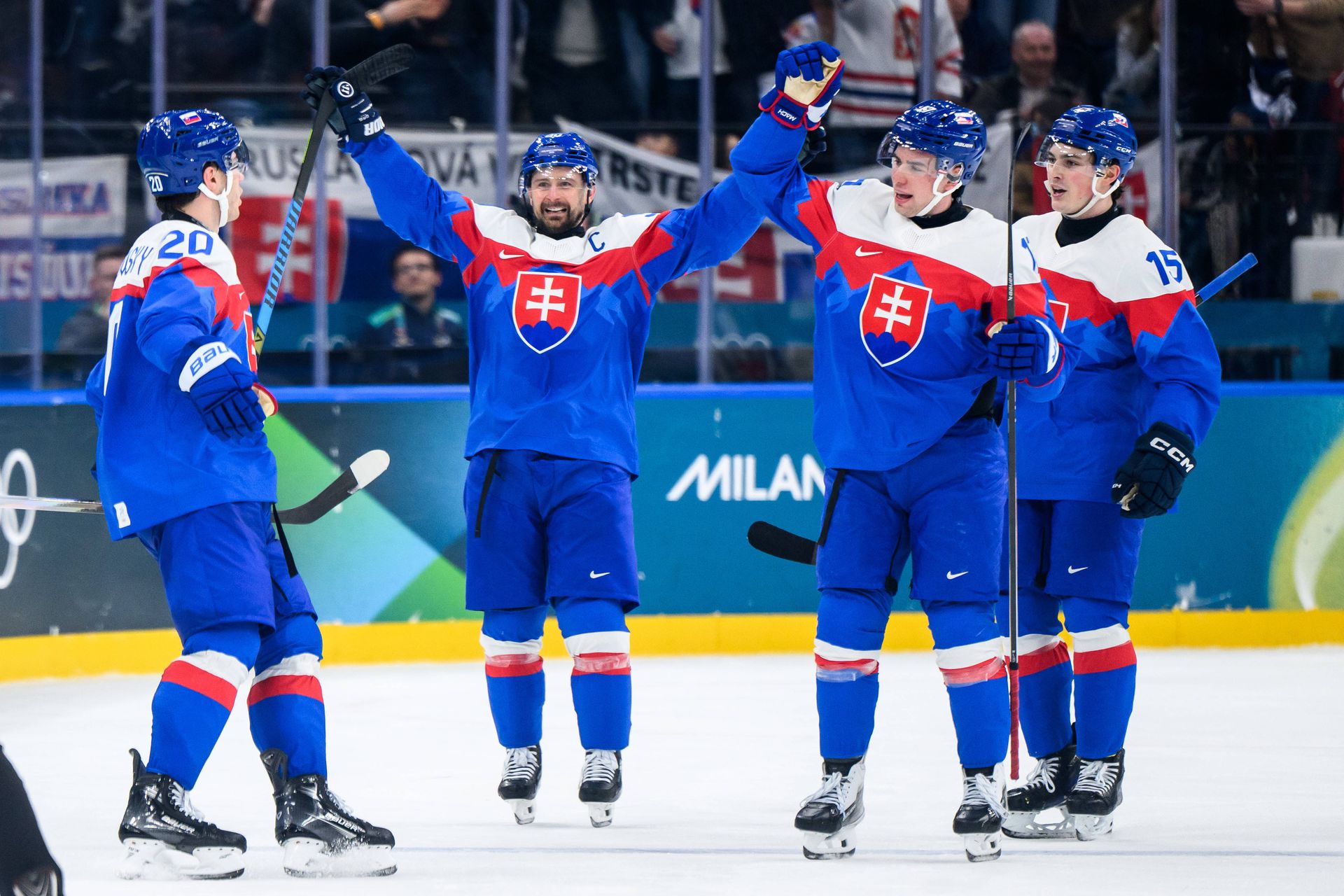 Hráči Slovenska sa tešia z gólu na ZOH 2026.