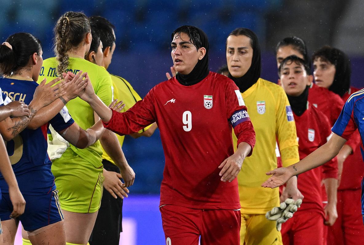Všetko bude v poriadku. Odkaz futbalistky po úteku z Iránu vyvolal búrku, režim hovorí o únose