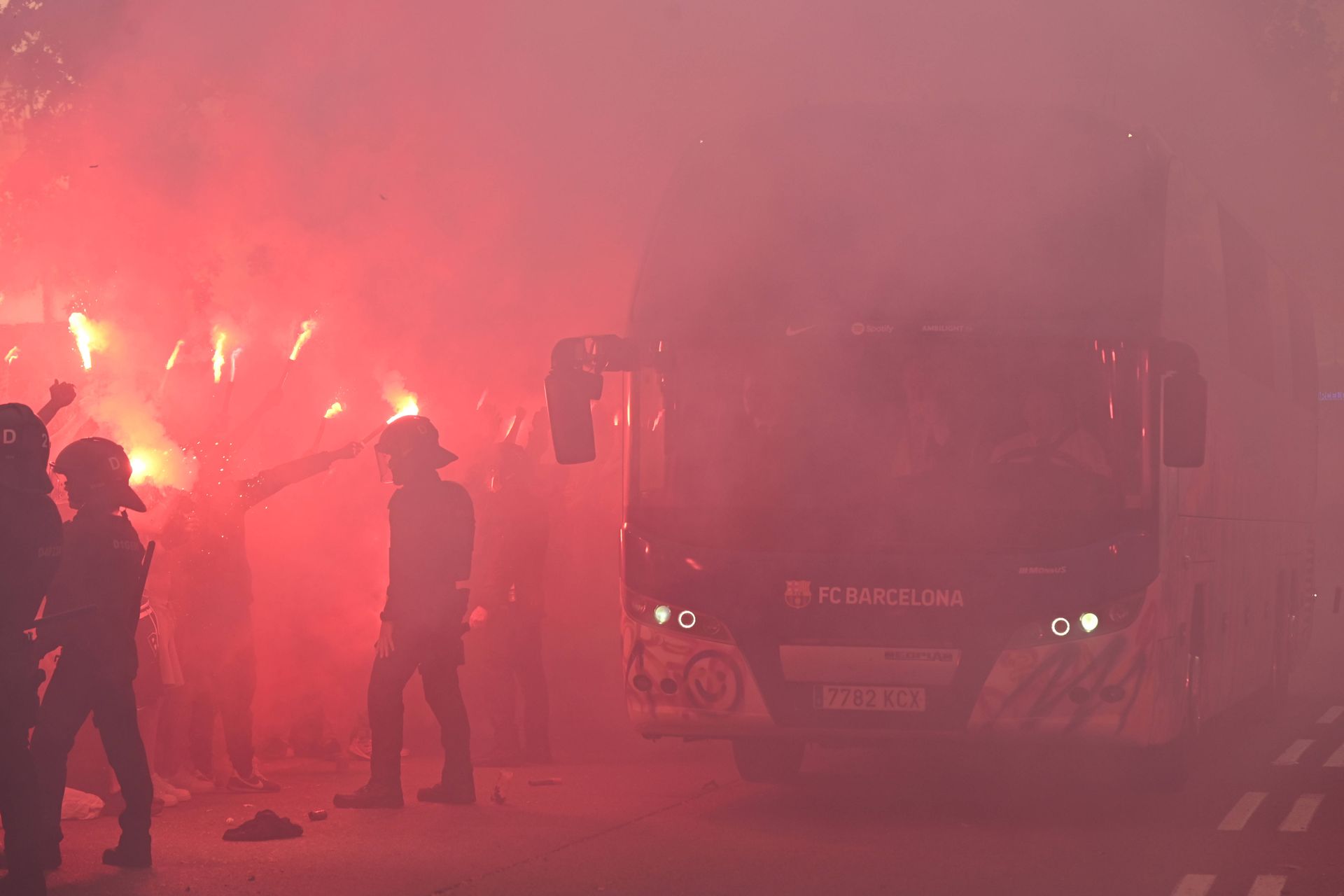 Autobus s futbalistami Barcelony pred zápasom s Parížom. Zdroj: Imago