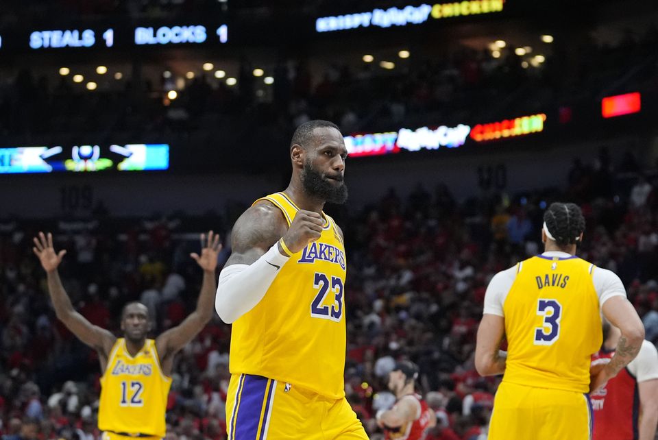 NBA: LeBron James a Anthony Davis potiahli Lakers do play-off. Pre Curryho sa sezóna skončila