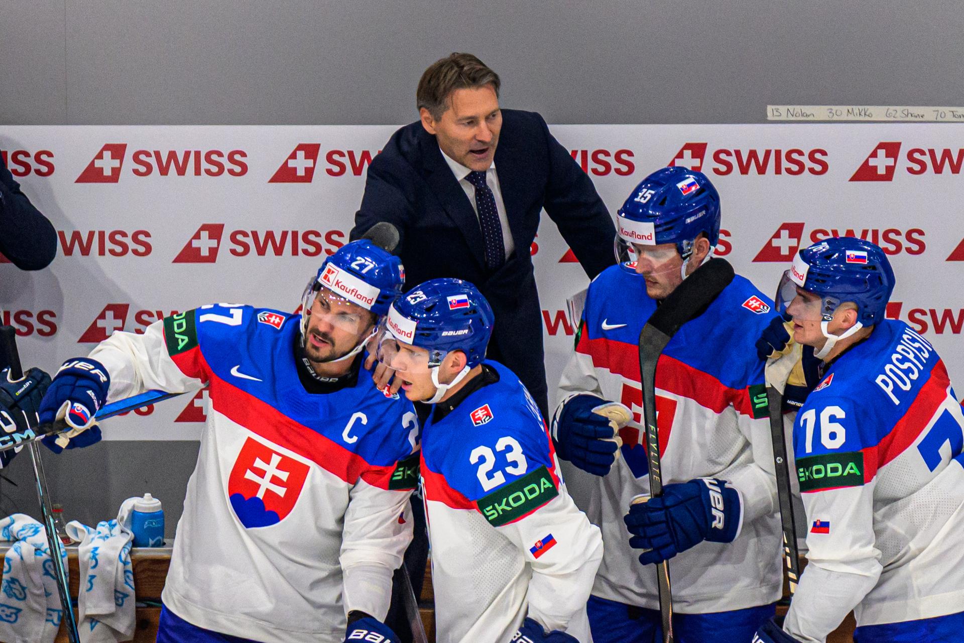 Vladimír Orzságh a zľava Marek Hrivík, Adam Liška, Jakub Minárik, Martin Pospíšil v zápase Slovensko - Taliansko na MS v hokeji 2026. Zdroj: TASR