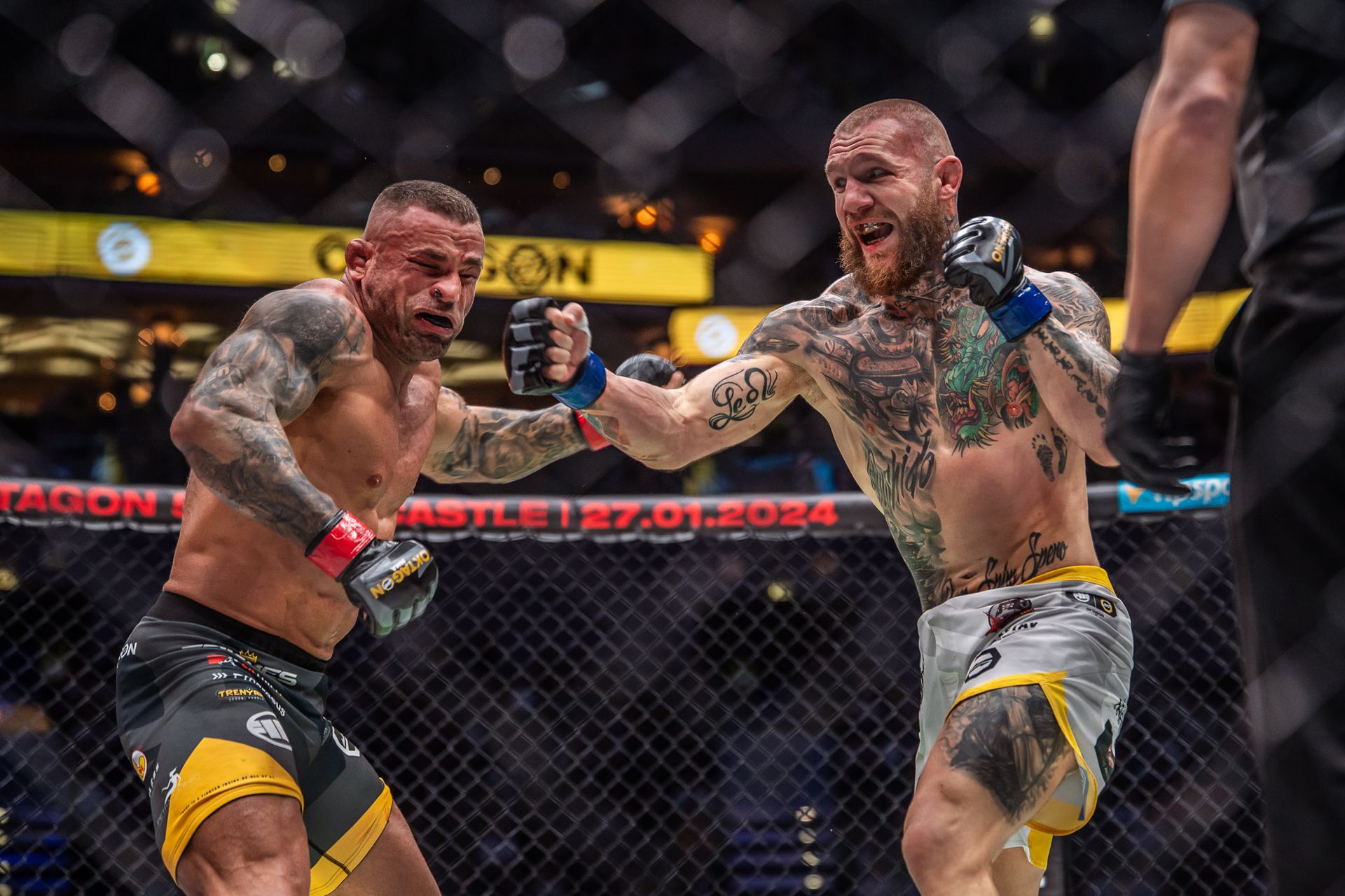 Samuel Pirát Krištofič (vpravo) knokautuje Karlosa Vémolu. Zdroj: Oktagon MMA
