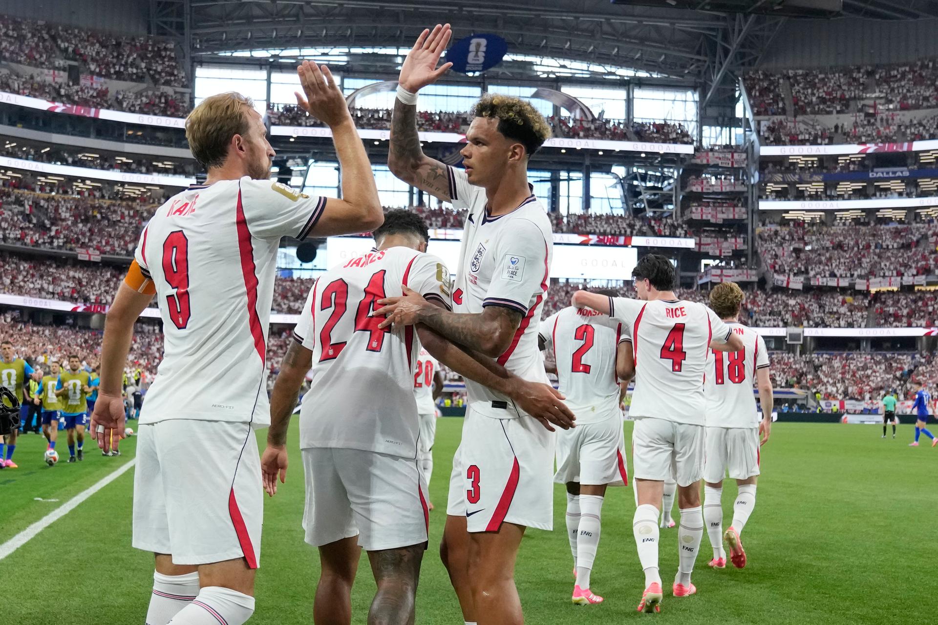 Harry Kane sa teší so spoluhráčmi z gólu do siete Chorvátska na MS vo futbale 2026. Zdroj: SITA/AP