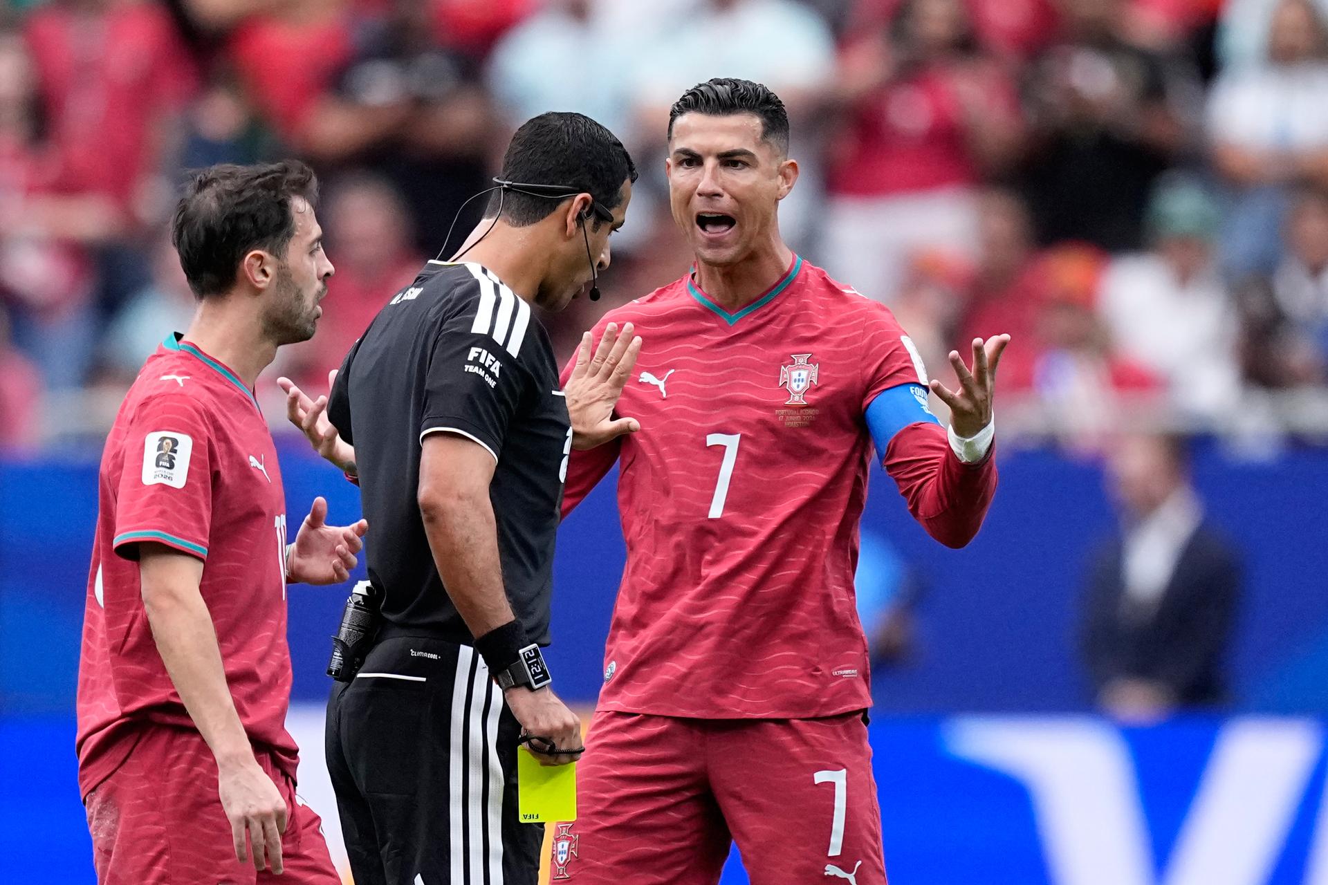 Nahnevaný Crisitano Ronaldo diskutuje s rozhodcom. Zdroj: SITA/AP