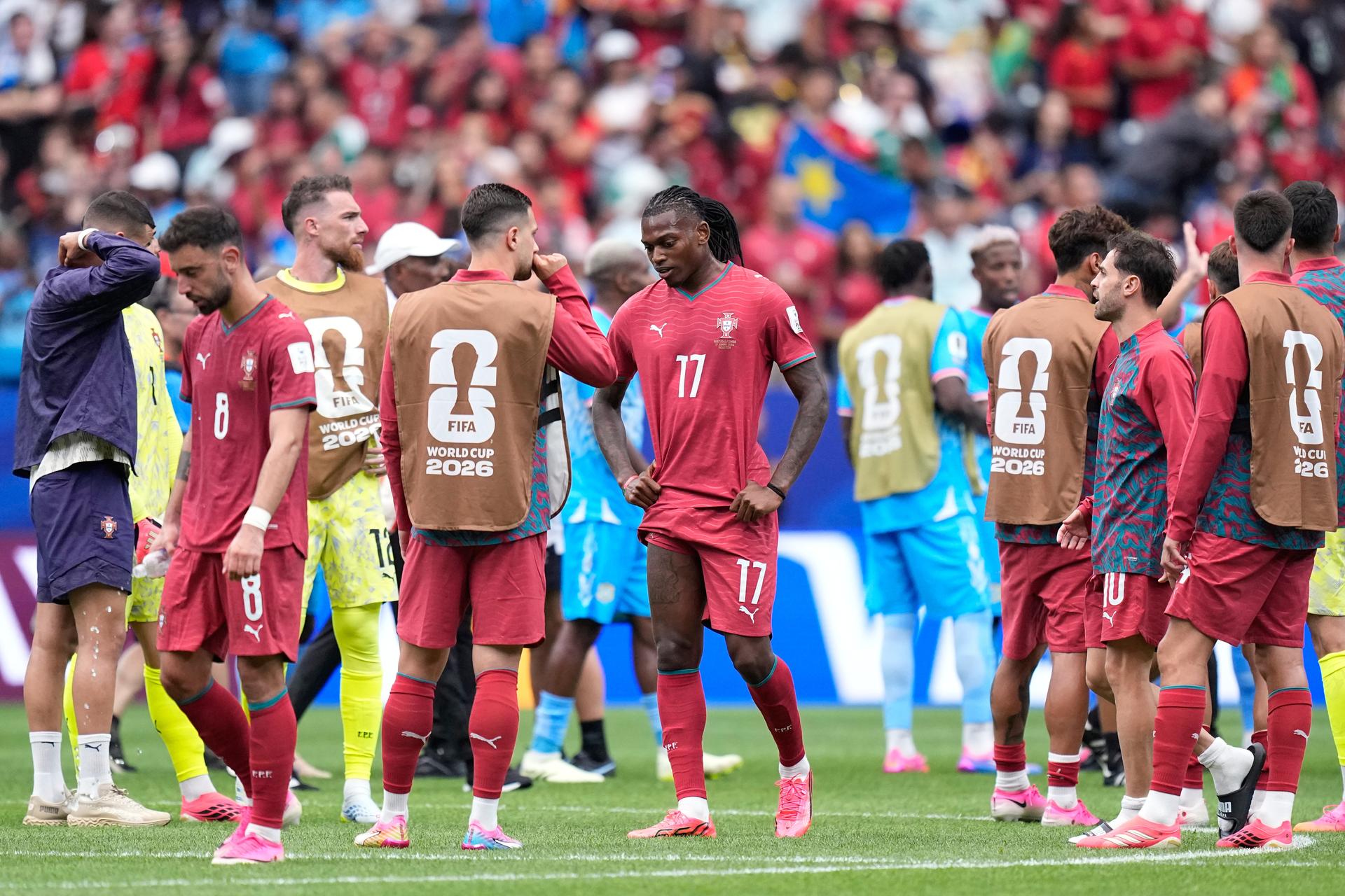 Rafael Leao (v strede) po zápase Portugalsko - DR Kongo na MS vo futbale 2026. Zdroj: SITA/AP