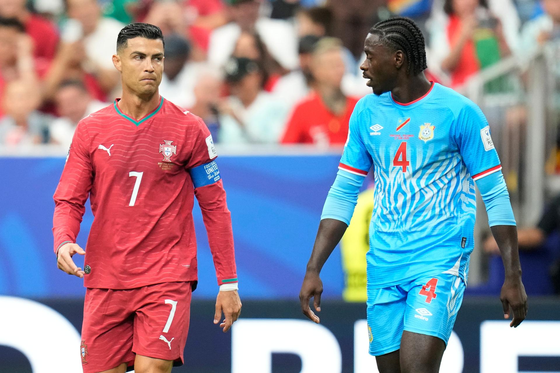 Cristiano Ronaldo a Axel Tuanzebe v zápase MS vo futbale 2026 Portugalsko - DR Kongo. Zdroj: SITA/AP