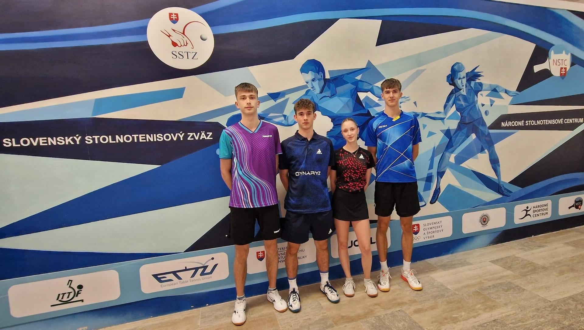 Samuel Arpáš,  Samuel Palušek, Damián Flóro a Dominika Wiltschková. Zdroj: facebook.com/Slovenský-stolnotenisový-zväz
