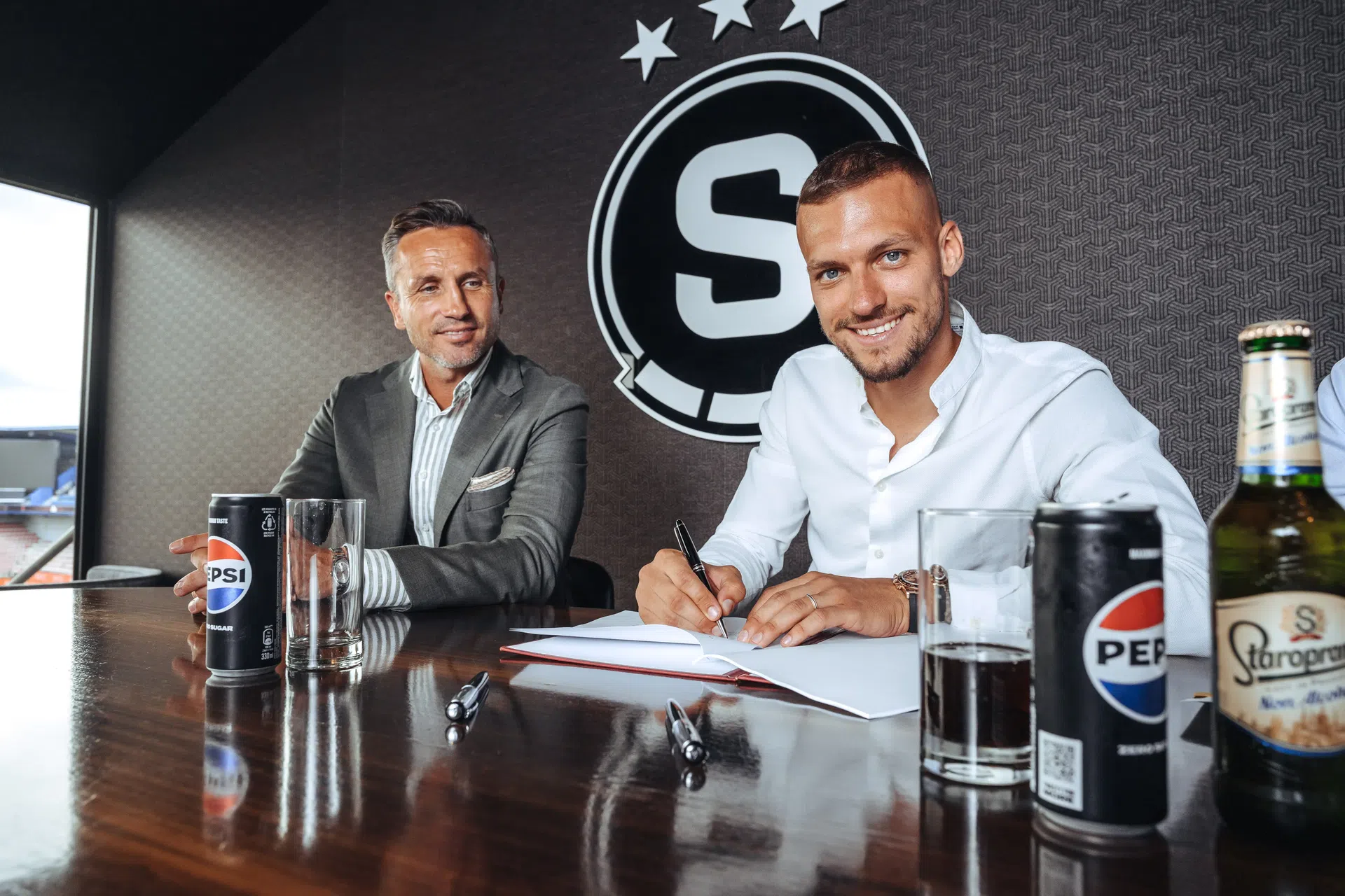 Lukáš Haraslín podpisuje novú zmluvu so Spartou Praha. Zdroj: sparta.cz