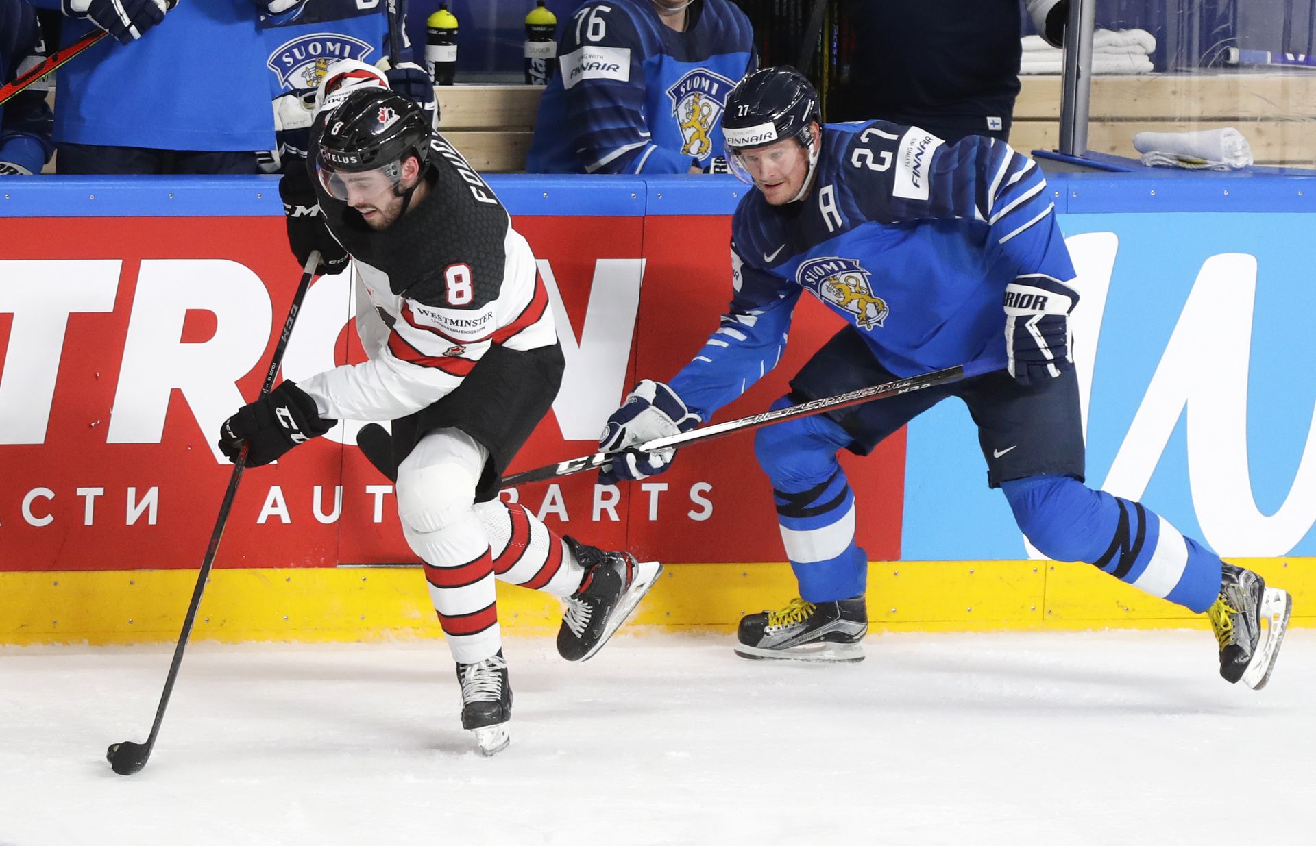 Liam Foudy (Kanada) a Petri Kontiola (Fínsko). Zdroj: SITA/AP