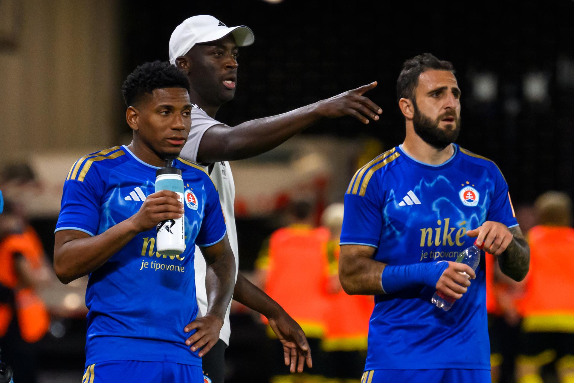 Liga majstrov play off / Futbalisti ŠK Slovan Bratislava César Blackman (vľavo), Tigran Barseghjan a tréner Yaya Touré
pred NK Celje. Zdroj: TASR