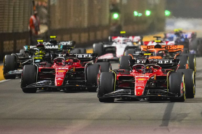 Veľká cena Singapuru: Infarktový záver! Ferrari má nového hrdinu, pódium bez Verstappena