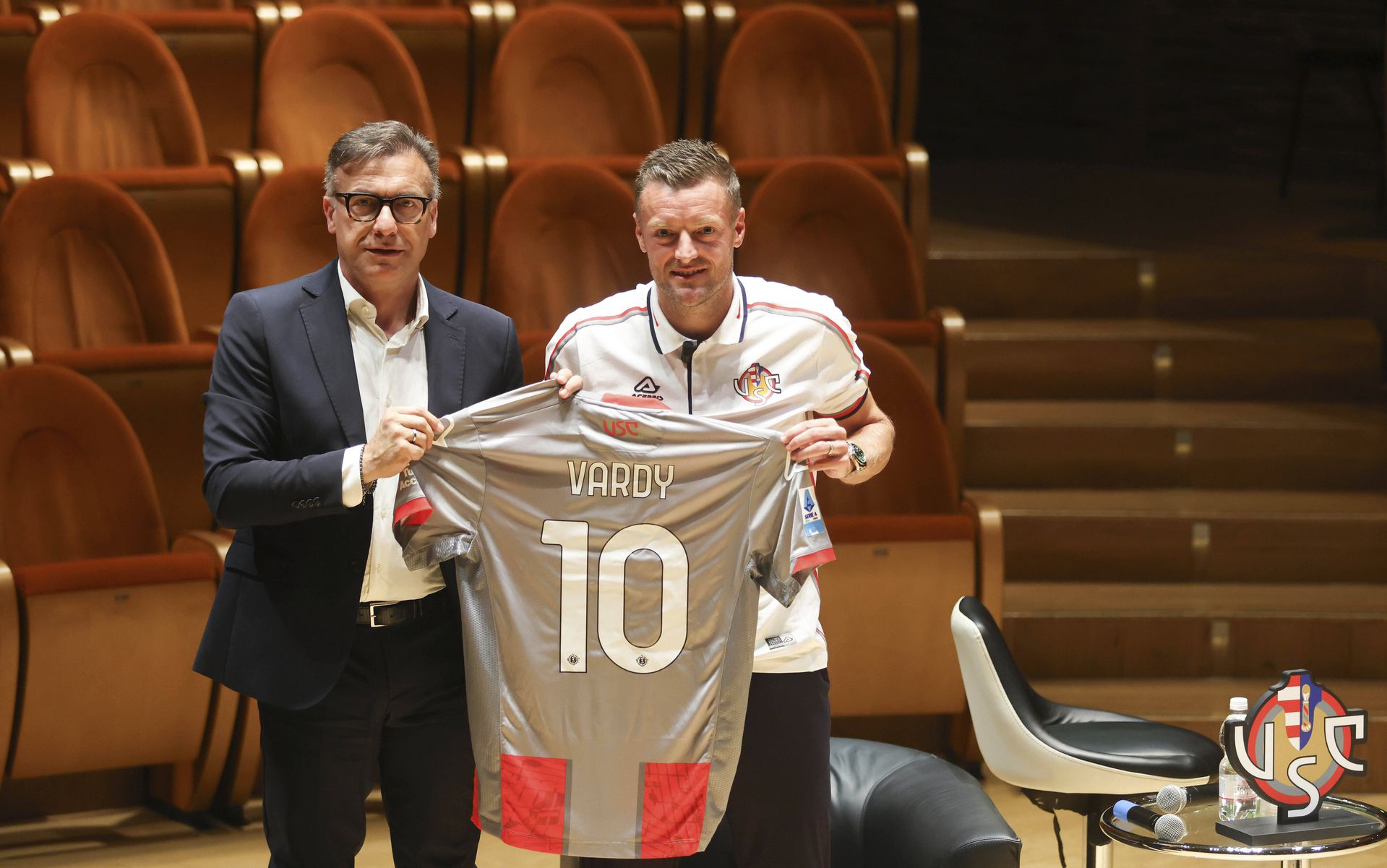 Na snímke športový riaditeľ Cremonese Simone Giacchetta a Jamie Vardy. Zdroj: SITA/AP