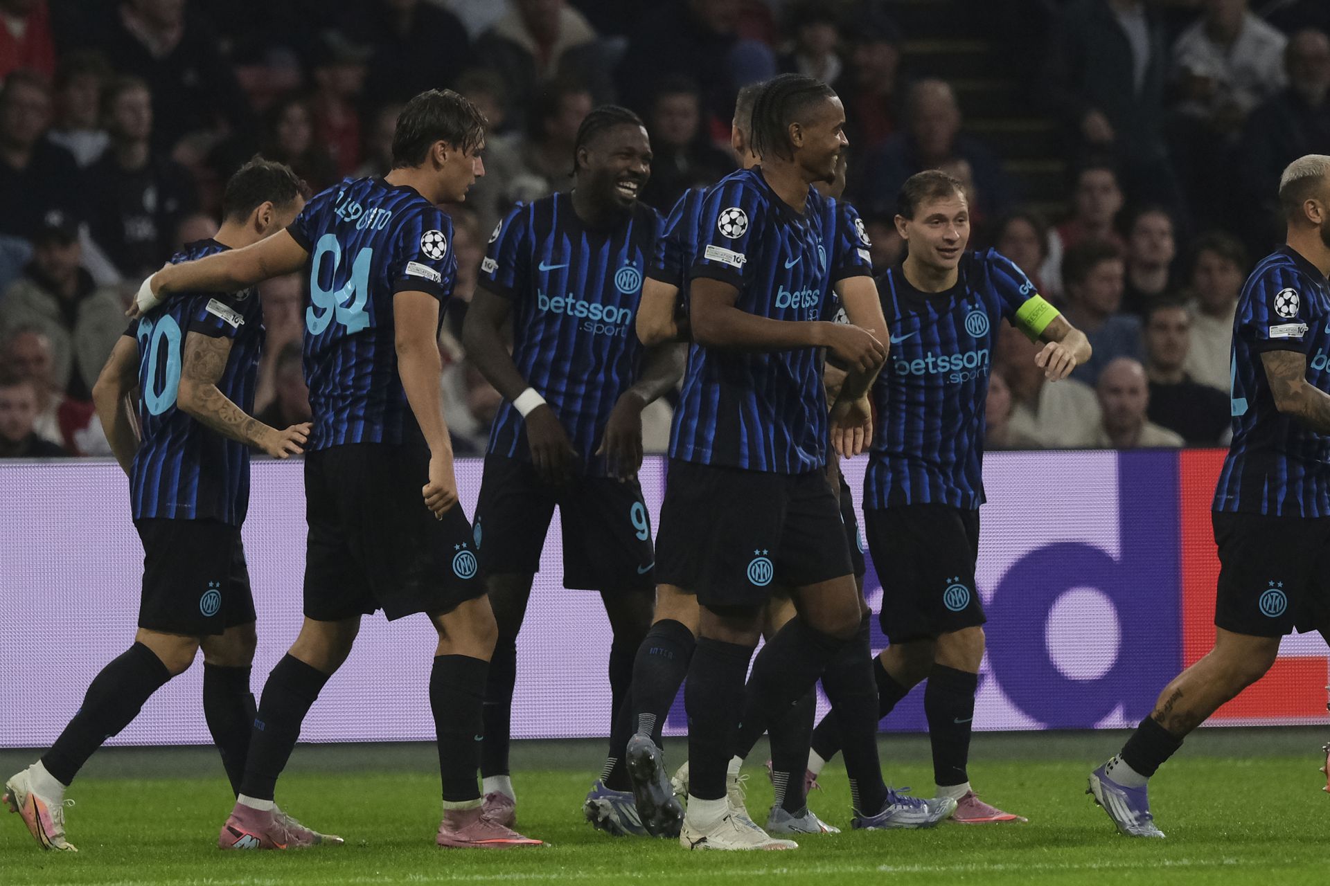 Futbalisti Interu Miláno sa tešia z gólu do siete Ajaxu Amsterdam
Zdroj: SITA/AP