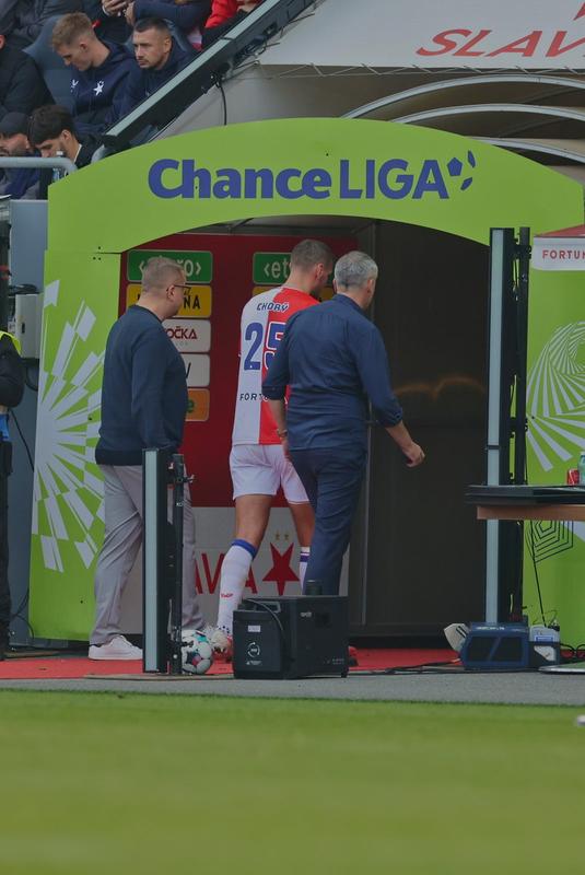 VIDEO Skrat Tomáša Chorého oslabil Slaviu! Za nechutné gesto ho rozhodca poslal pod sprchy