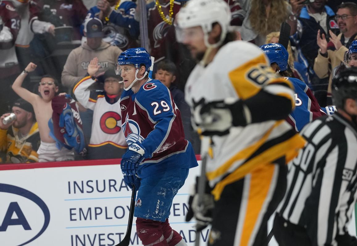 VIDEO Historický večer Crosbyho zatienil štvorbodový MacKinnon. Boston s famóznym obratom