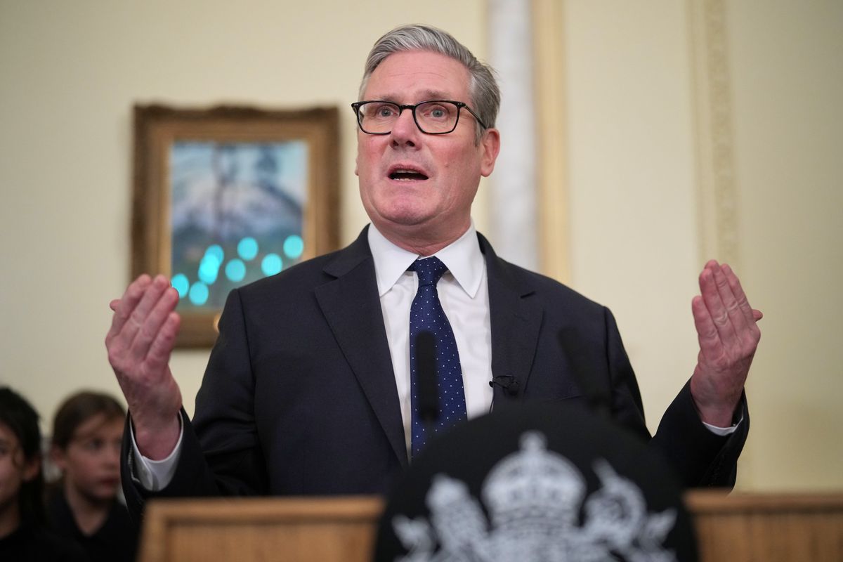 Britský premiér hrozí bývalému majiteľovi Chelsea súdom. Ide o peniaze, ktoré mal venovať Ukrajine