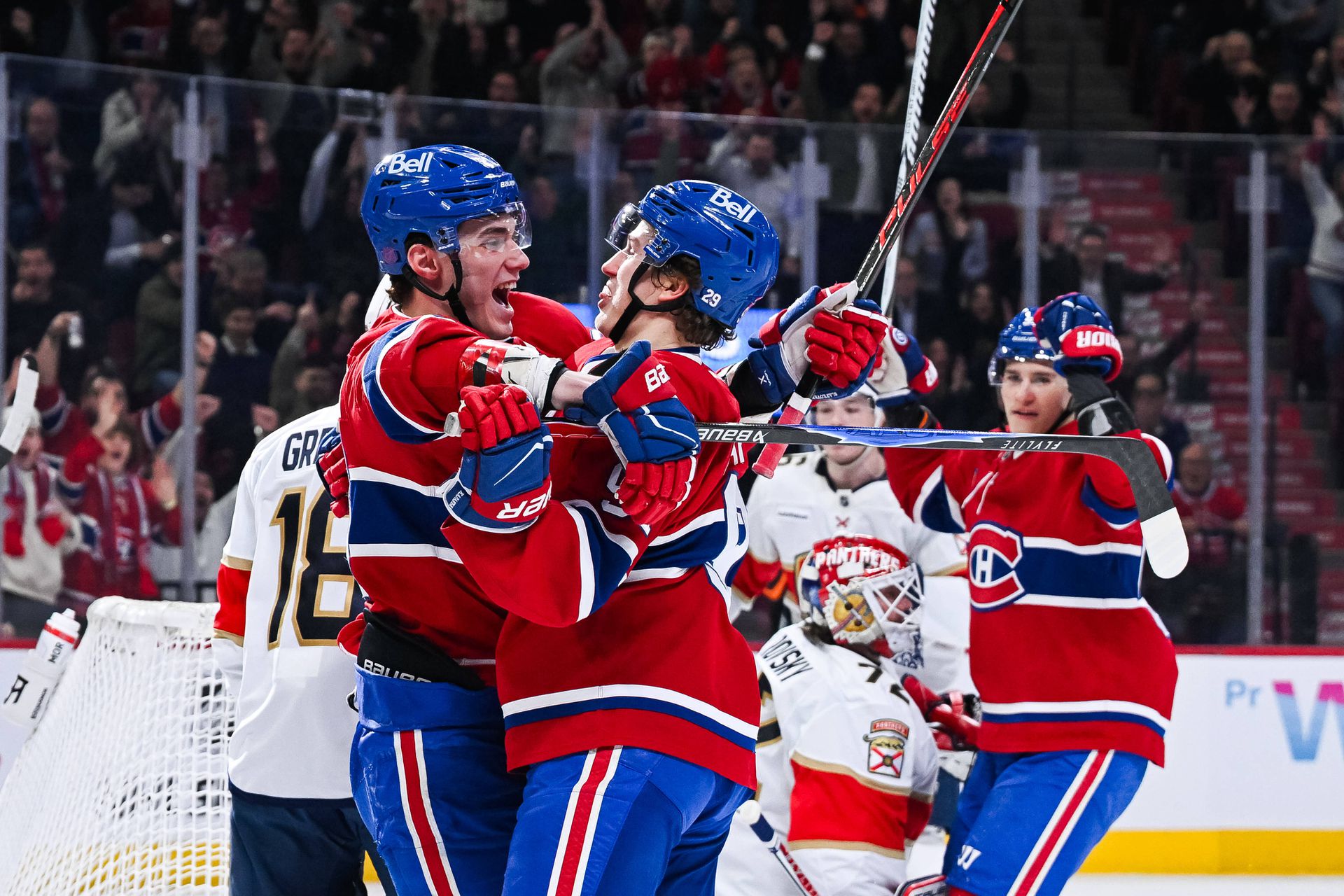 Juraj Slafkovský a Oliver Kapanen sa tešia z gólu.