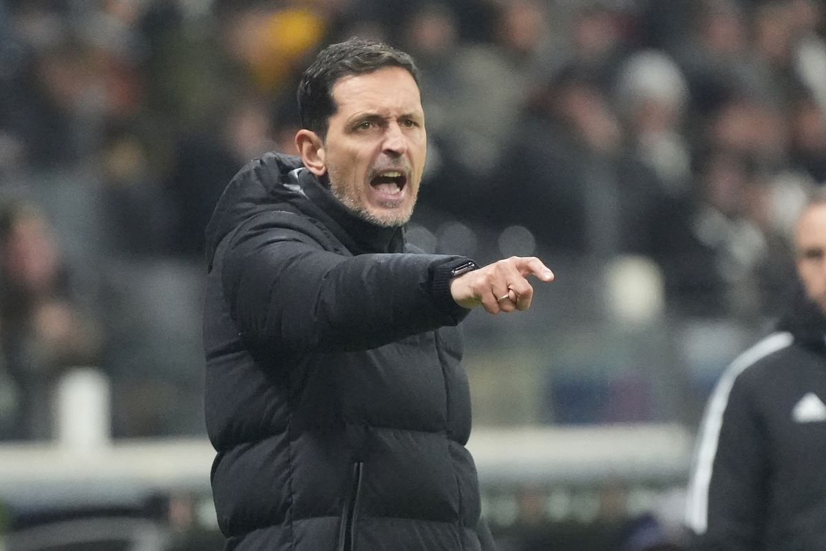 Nepodarilo sa mu nadviazať na výkony z minulej sezóny. Frankfurt sa rozlúčil s trénerom