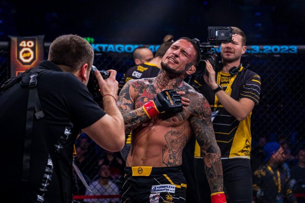 VIDEO V zápase Mareka Bartla proti Kamilovi Oniszczukovi zvíťazil predzápasový favorit predčasným ukončením