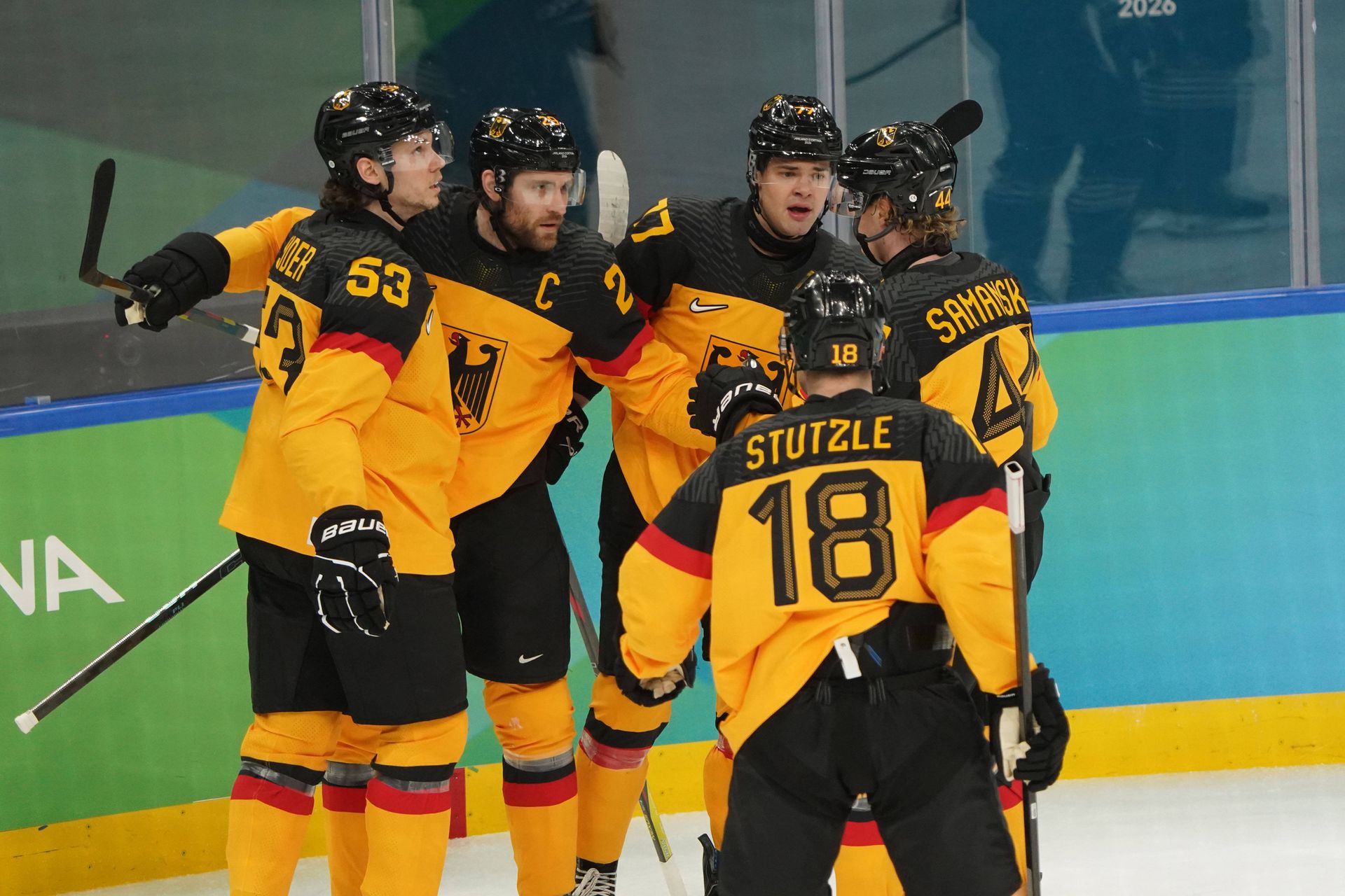 Hráči Nemecka sa tešia z gólu na ZOH 2026.