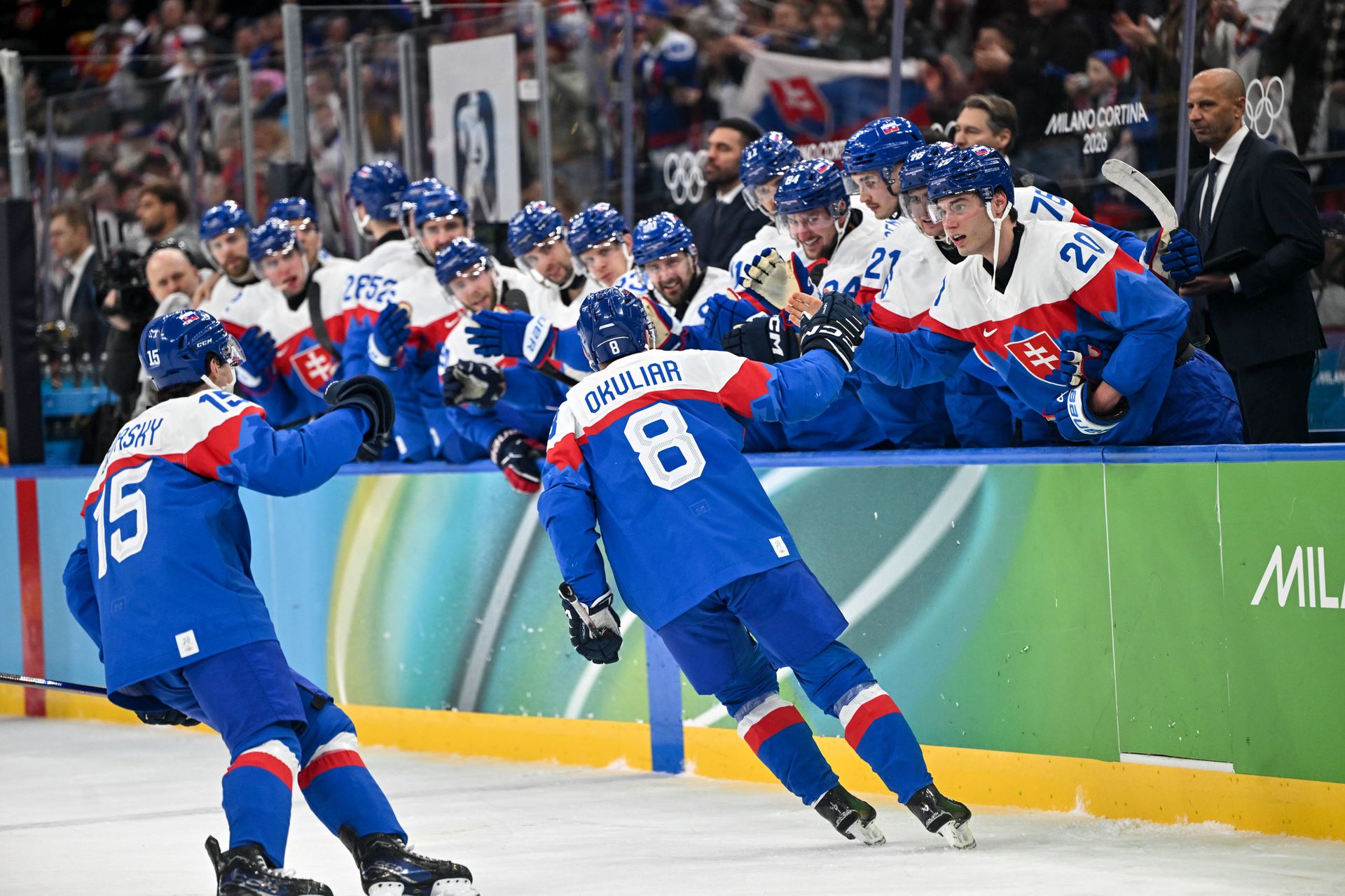 Hráči Slovenska sa tešia z gólu v zápase s Nemeckom na ZOH 2026.