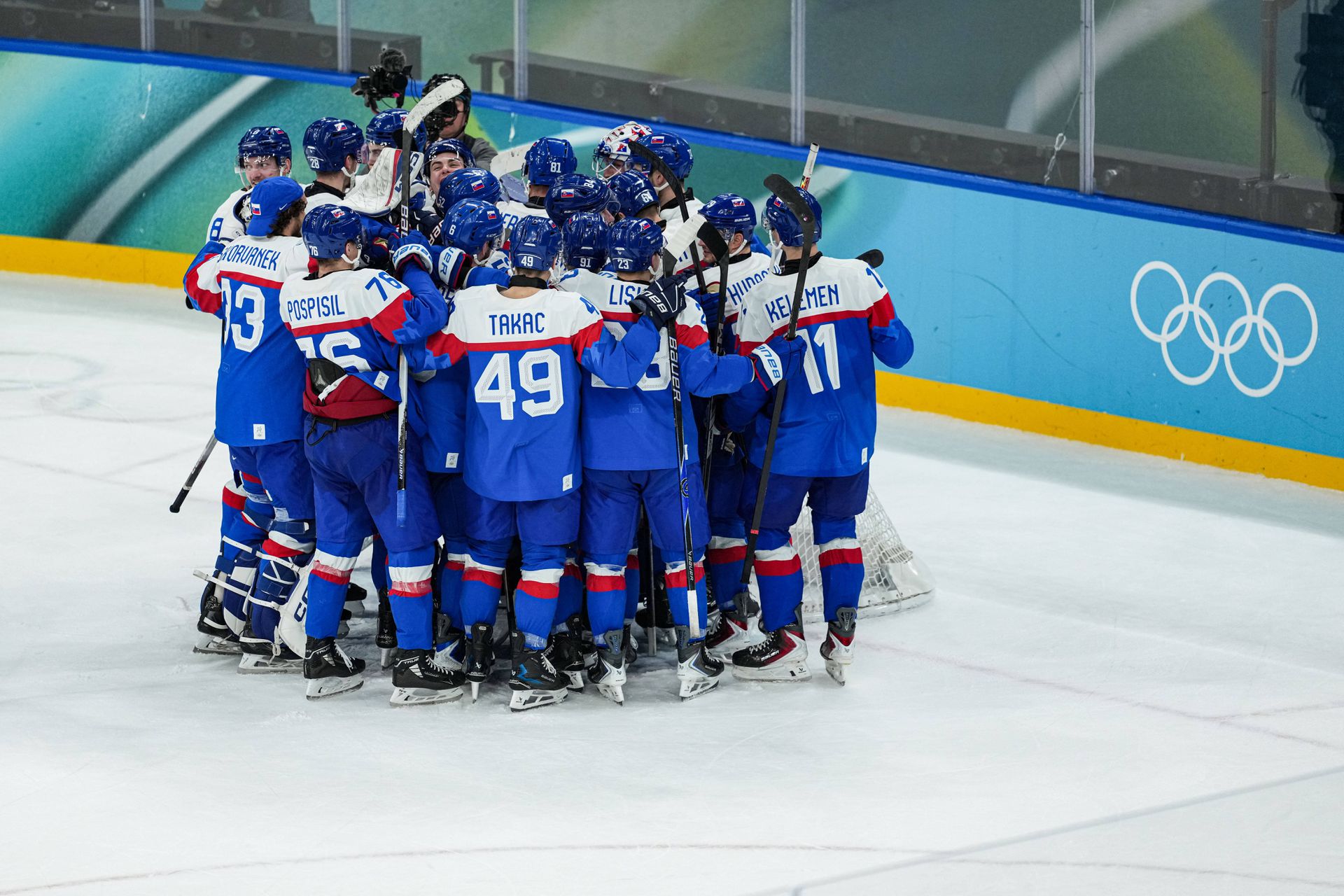 Hráči Slovenska sa tešia z postupu do semifinále na ZOH 2026.