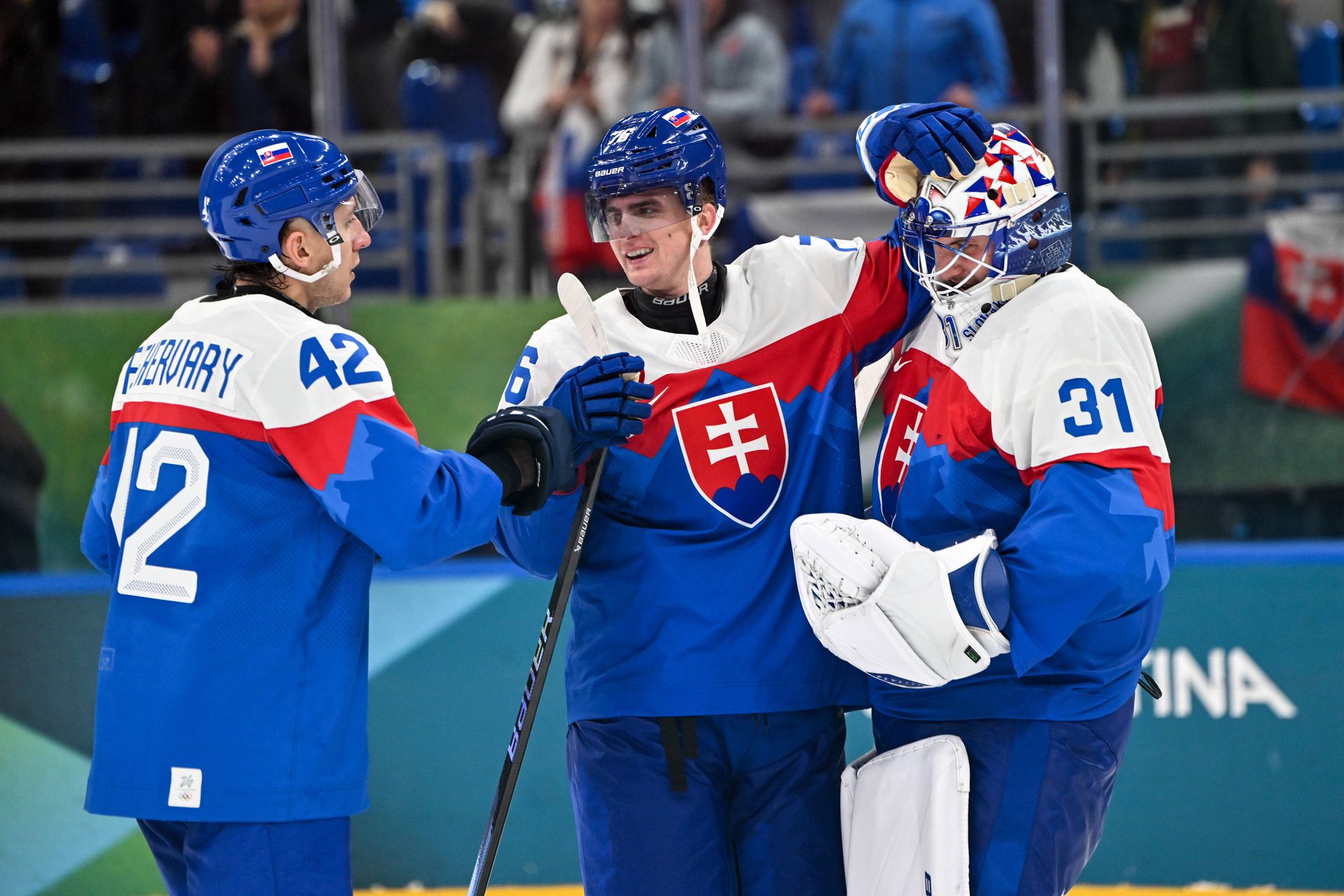 Martin Fehérváry, Martin Pospíšil a Samuel Hlavaj sa tešia z víťazstva Slovenska na ZOH 2026.