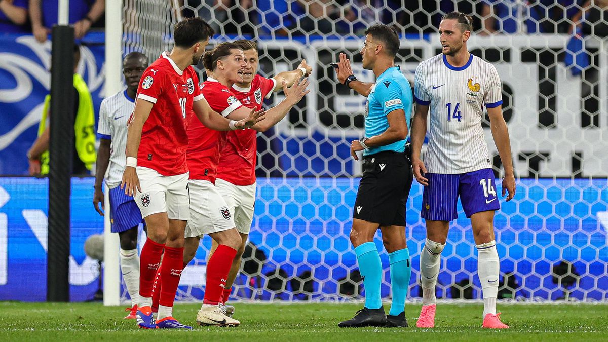 Après le match contre les Français, les Autrichiens ont appelé les arbitres